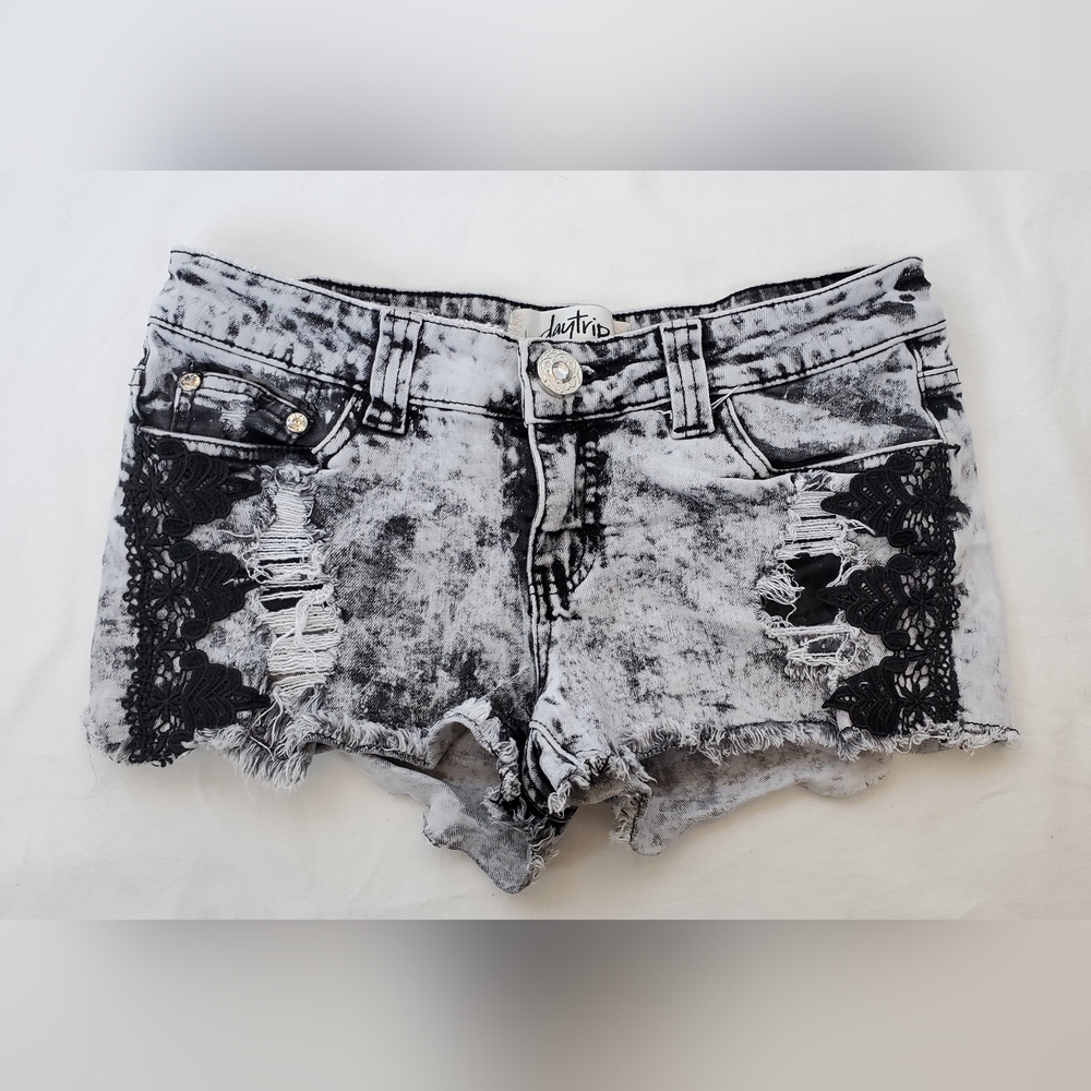 Buckle Daytrip Capricorn Acid Washed Denim Jean Shorts Size 28